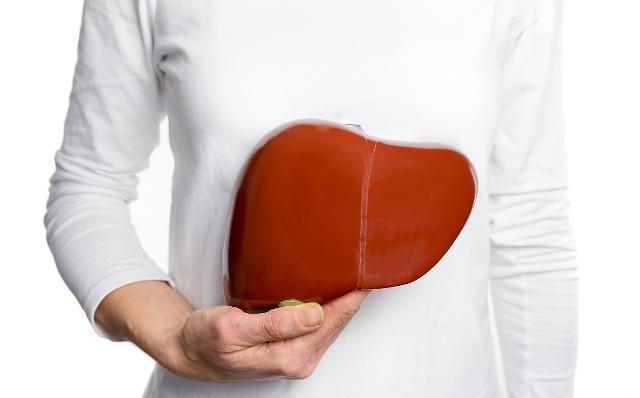 蛋白尿|肝变硬化身上有4种表现，做好这几件事，肝硬化或许不攻自破