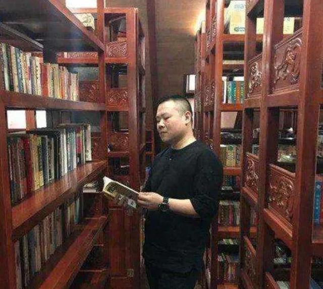 郭德纲|郭德纲录视频晒私人书房，藏书上万堪比图书馆，红木书架尽显奢侈