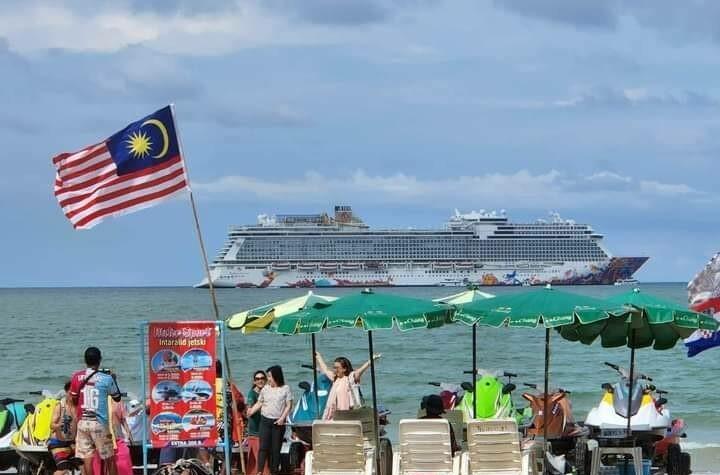 热闹！搭载3000余名外游豪华邮轮停靠泰国普吉芭东