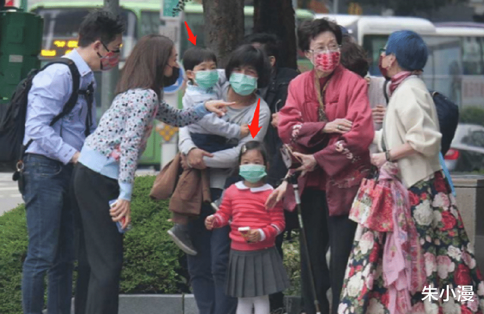 庾澄庆|庾澄庆二婚妻子外出购物，获专车接送似阔太，一双子女模样像极爸