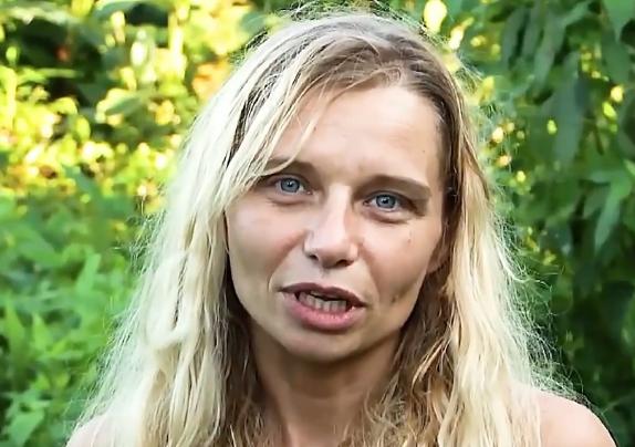 蒙娜丽莎|新西兰艳俗直播秀：陌生无衣男女丛野连战三天，睁开眼后却尴尬了