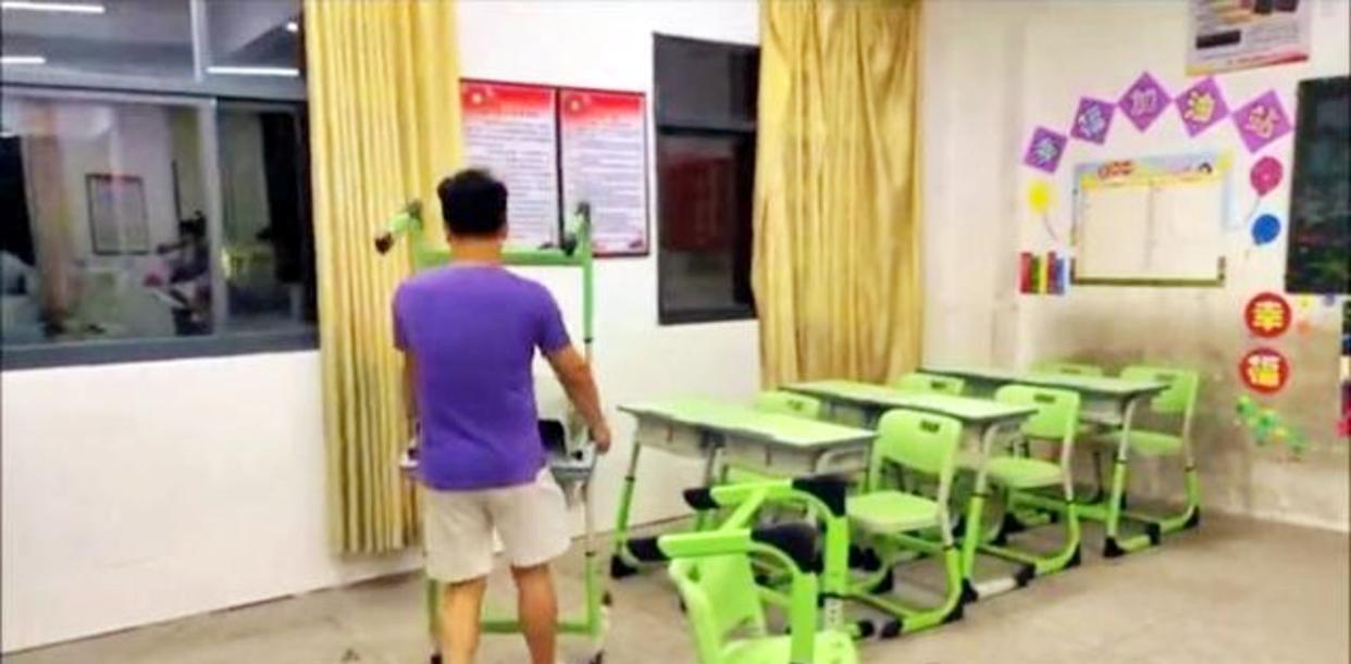 又是别人的爸爸!男子嫌女儿班上桌椅旧花1万全换,教育局回应了