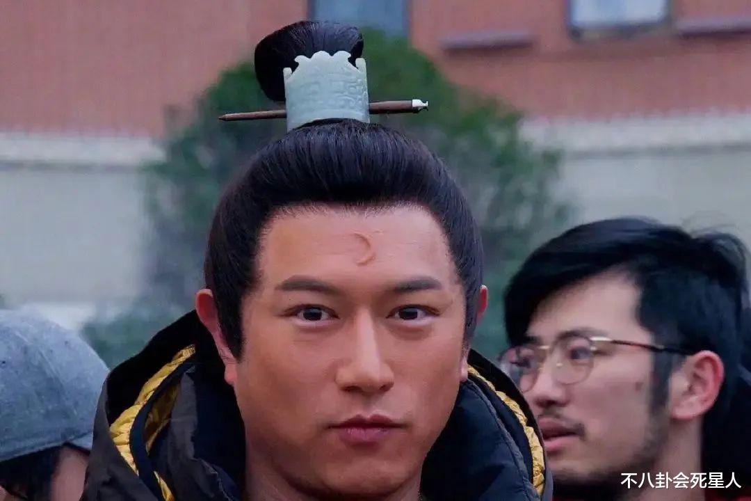 男神|港片里惊为天人，到内地拍戏就成“精神小伙”，港圈男神颜值是谜