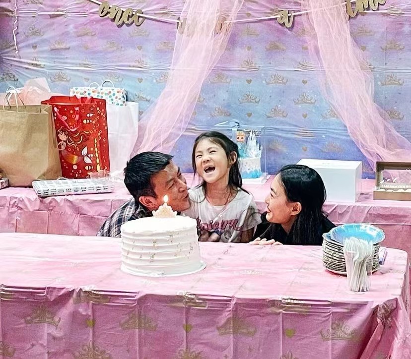 陈冠希|陈冠希一家三口日本旅行被偶遇，与粉丝亲切合影，女儿被赞颜值高