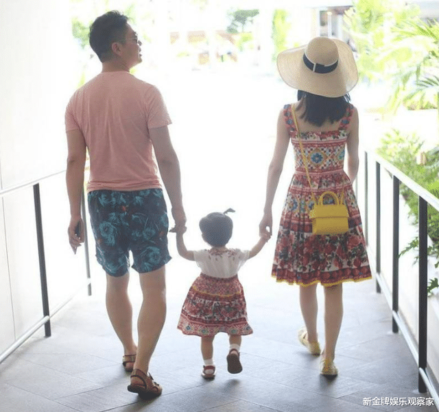 章泽天|网友偶遇章泽天一家度假,女神光脚拎包陪孩子,一看就是带娃老手