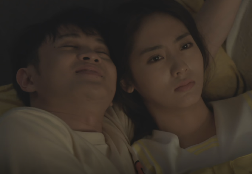 操纵股价|女总监也可以穿平底鞋，《女士的品格》万茜刘敏涛职场造型有新意