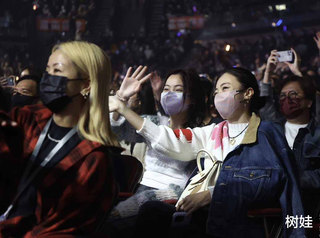 陈奕迅|陈奕迅演唱会座无虚席，连唱30首歌冷门曲偏多，甘比舒淇兴奋狂呼