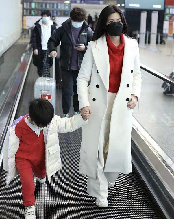 陈妍希|陈妍希带儿子走机场,小星星首次大方露正脸,大眼睛太像陈晓了