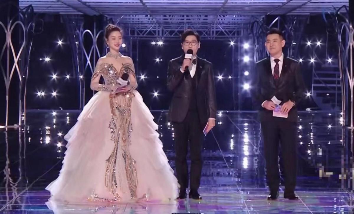 张韶涵|?江苏跨年雷点多!谭维维造型臃肿,张韶涵颈纹明显,孙楠疲惫显老!