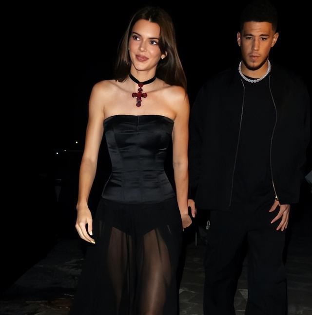 肯达尔·詹娜|詹娜深夜参加酒会!一改往日风格,穿涂鸦小短裙,布克贴身保护