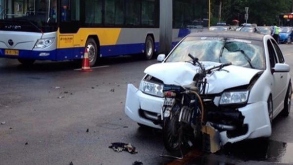 汽车为什么“撞不过”自行车？原来有个冷知识，交警：不是纸糊车