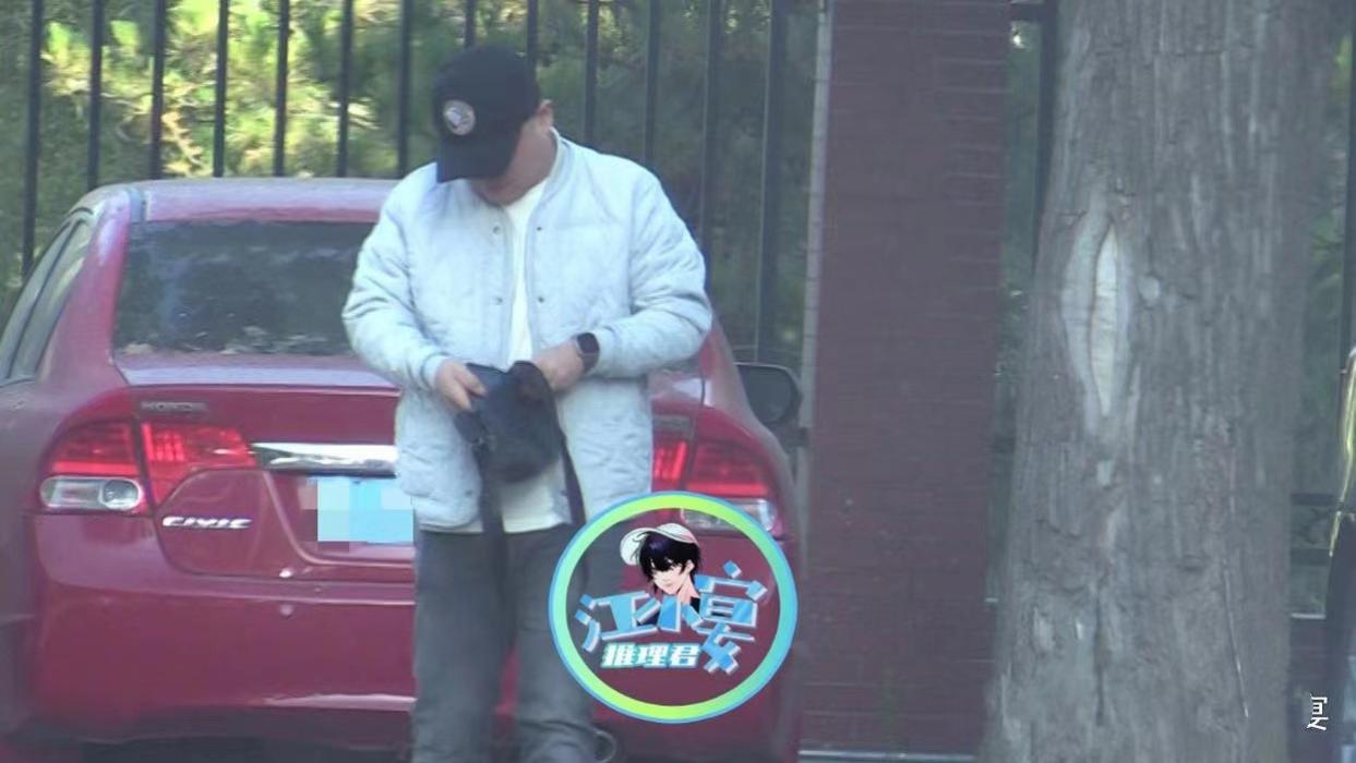 岳云鹏|岳云鹏现身北京工作室，无视外界传闻心情佳，腋下夹公文包显油腻