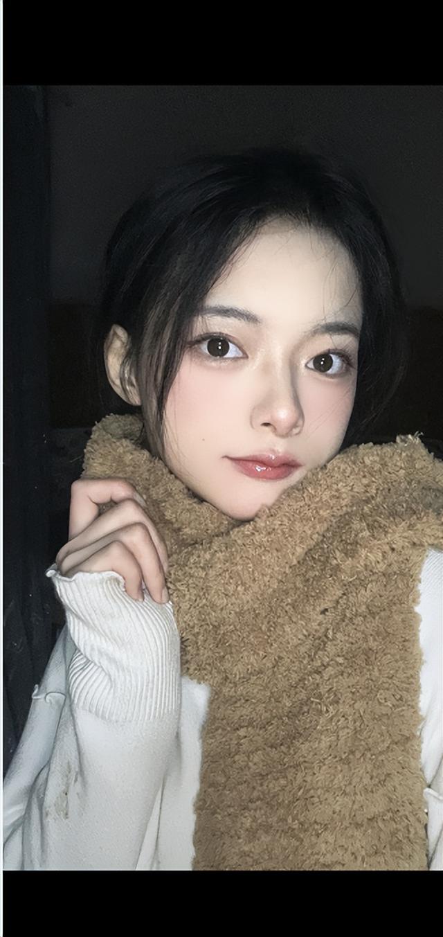 贵州黔西脑瘫女孩拍化妆视频走红,两三百张只有一张看起来正常一点,还喜欢做甜品、修改衣服