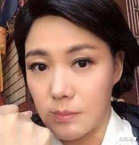 原来她早已去世,抢救11天无力回天,90岁母亲坐轮椅为她送终