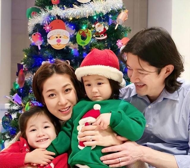 钟嘉欣|高龄产妇钟嘉欣“勇气可嘉”选择在家产子，但并不值得我们来提倡