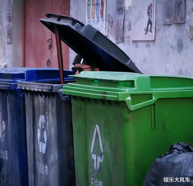 周涛|铁3角再合作! 为拍戏钻垃圾桶探头探脑太滑稽，央视周涛荧幕处女作
