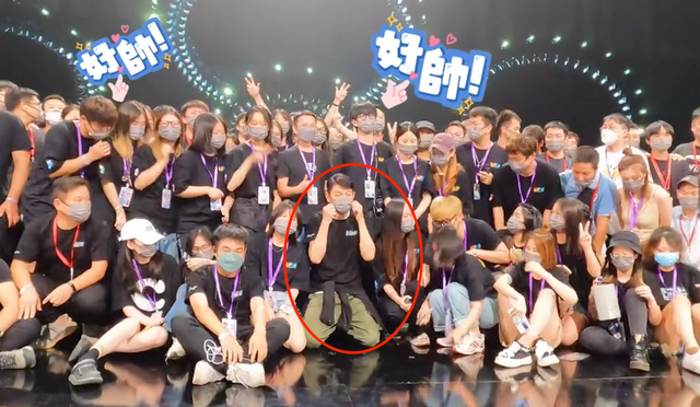 刘德华|刘德华双腿跪地与团队合影,打扮简朴对镜头卖萌