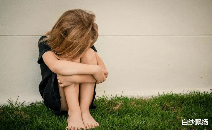 打人者的儿女被网暴,在学校遭到同学的孤立和辱骂