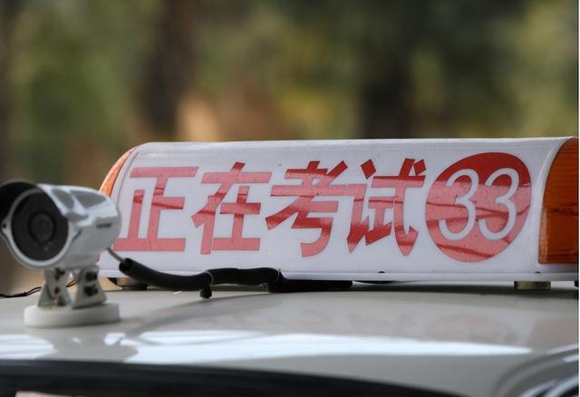 女孩考科目三,上车8秒就挂科,下车后直接报警,网友:真解气