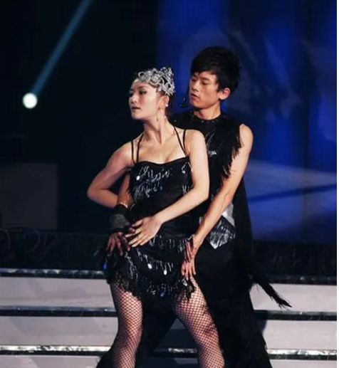 谢娜|谢娜张杰合体拍广告，互相搂腰感情甜蜜，三个女儿探班好温馨