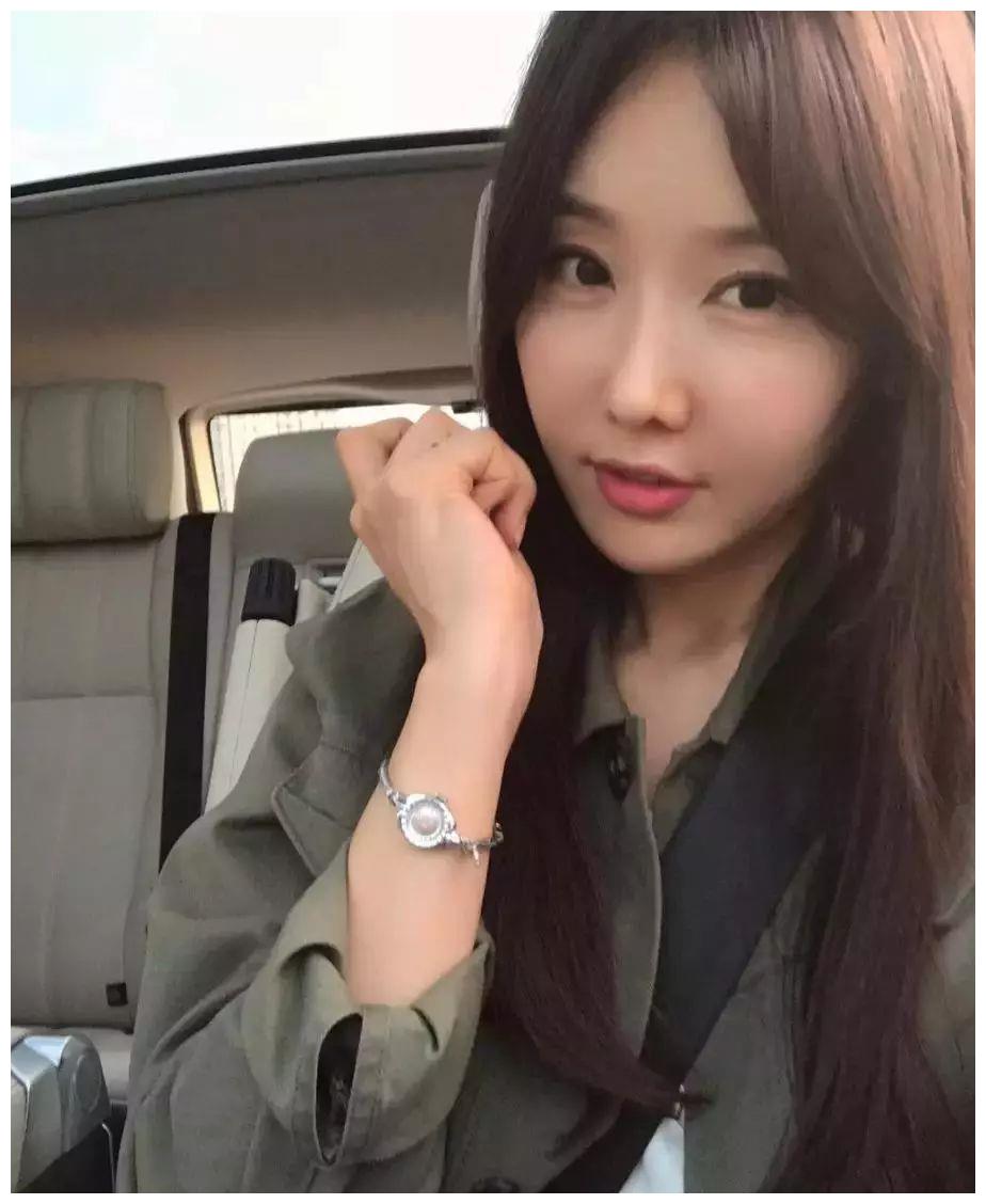 50岁冻龄美女牙医火了,沉迷自拍遭女儿投诉,网友替她喊冤:自拍太少!