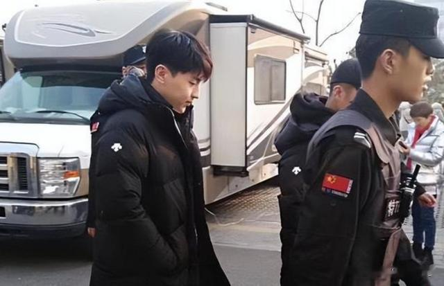 邓伦|邓伦彻底回归素人身份?