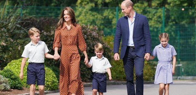 威廉|威廉凯特送仨娃上学,两人甜蜜对望,女儿夏洛特呆萌可爱