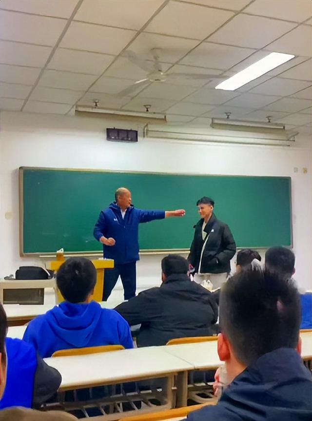 男生上课迟到被罚弹脑瓜崩，好像老父亲惩罚好大儿，网友直呼可爱