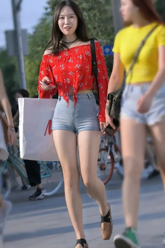 田间诗 和煦的阳光让人的身体暖和,裸肩装长袖衫搭配超短牛仔裤则让人更加自由畅快!