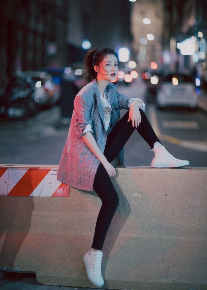 |李沁一身简单的休闲西装,清爽又干练,完美侧颜让人心动。