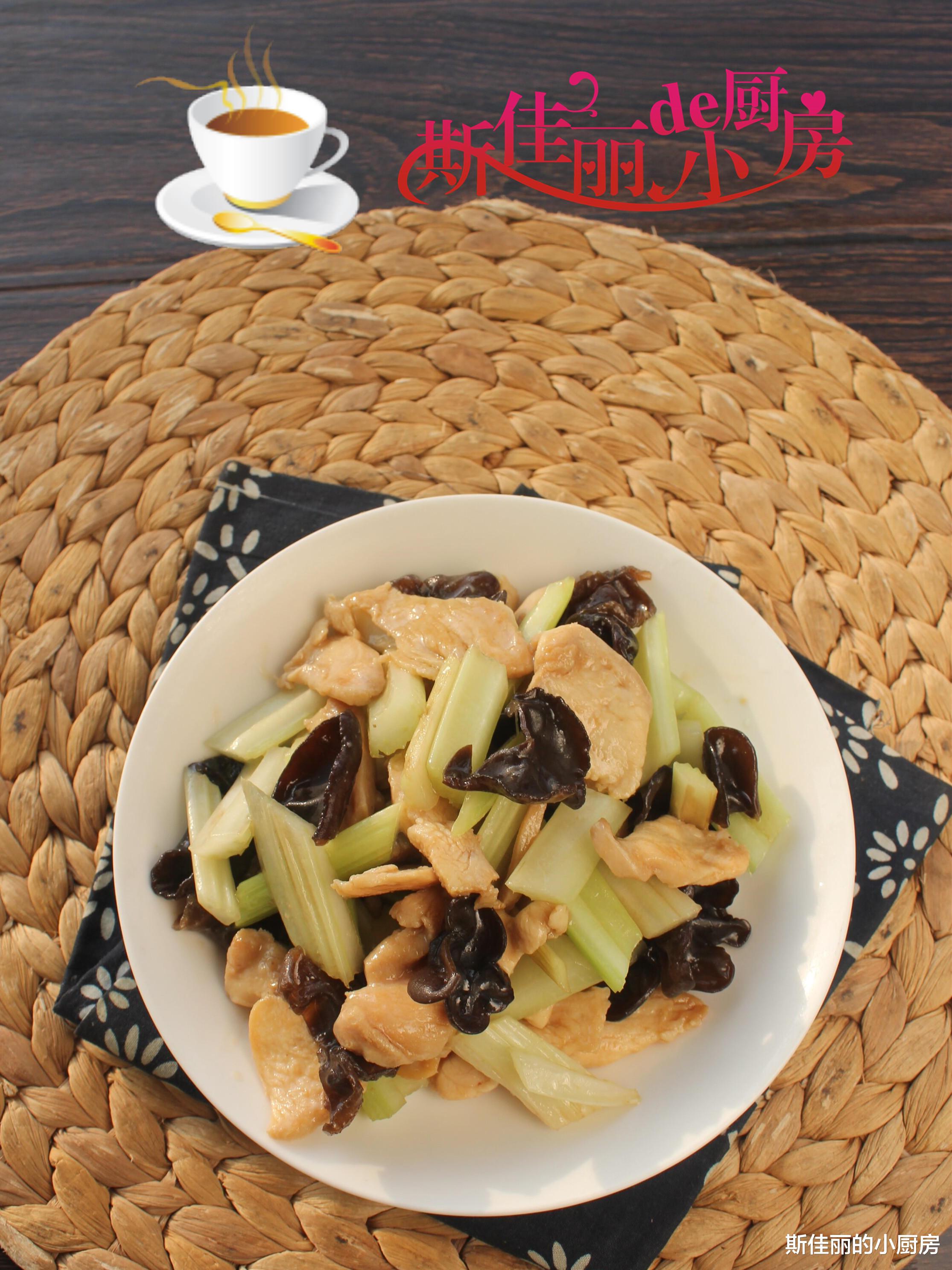 西芹 减肥期间可放心吃的一道菜,低卡高纤维又低脂饱腹,我三天两头必做