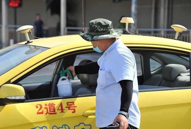女孩考科目三,上车8秒就挂科,下车后直接报警,网友:真解气