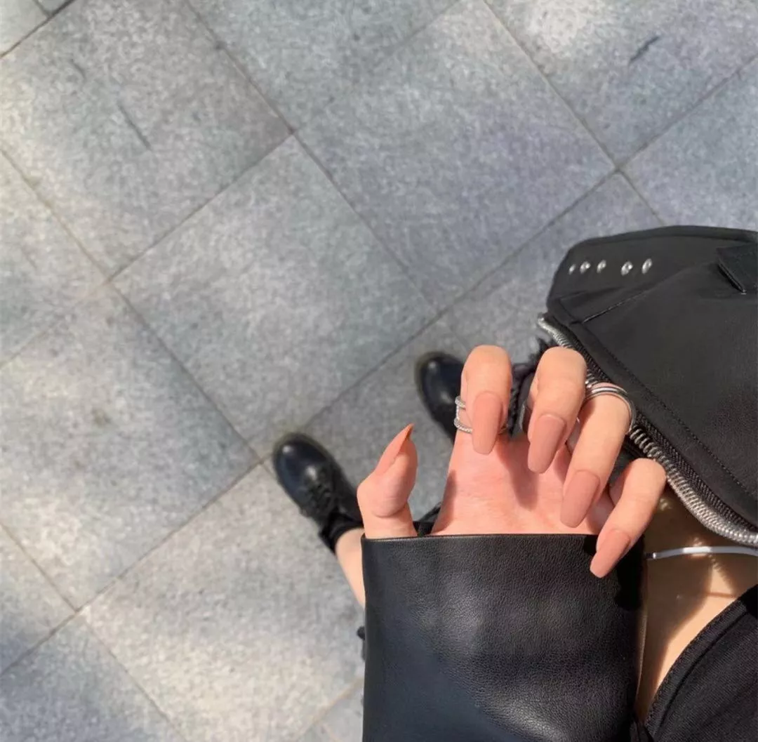 美甲 冬季做什么纯色美甲，显白又好看？