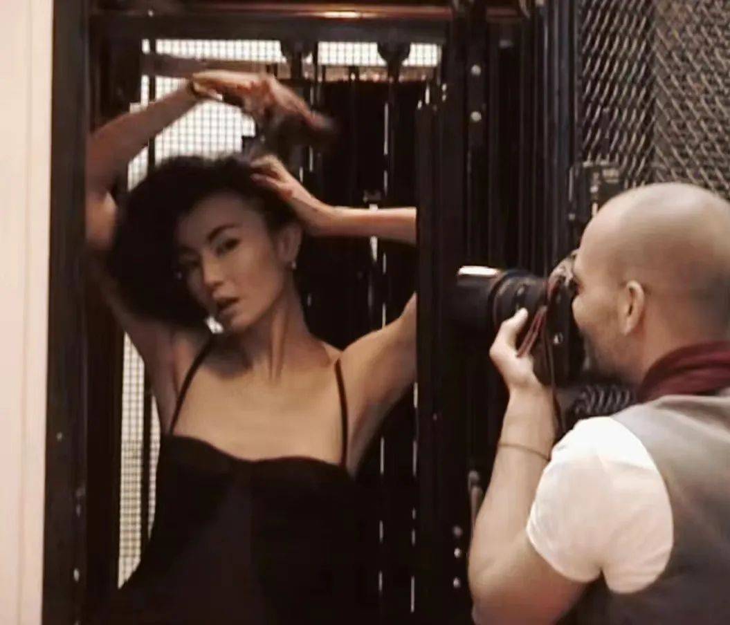 张曼玉|张曼玉连更3条动态,穿黑丝吊带裙秀好身材,她也要开始直播带货了?