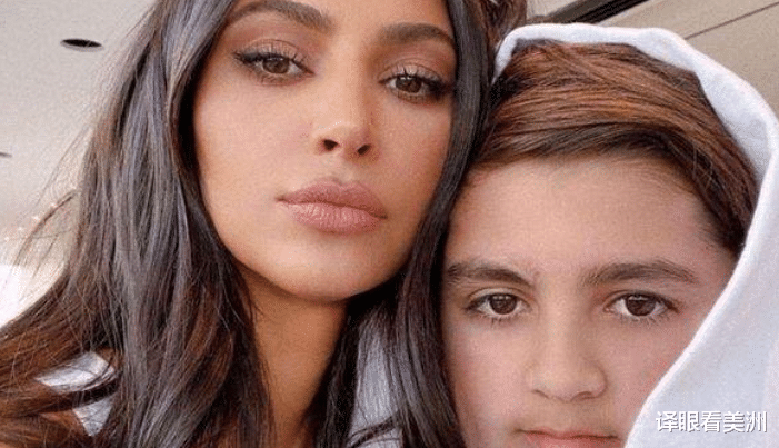 金·卡戴珊|金·卡戴珊晒最新浴室自拍，再次引起粉丝质疑，P图痕迹过重