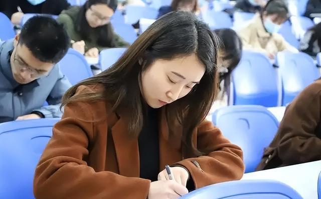 博士后|深圳教师待遇下降，报名人数“断崖式”下跌，终究还是抵不过现实