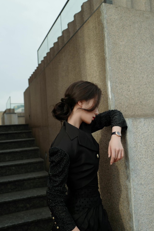 刘诗诗|刘诗诗生日也不得闲！穿皮质套装庆生美翻全场，笑容甜美乐开了花