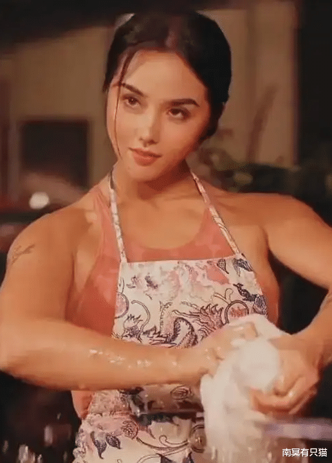 张伟丽|“现代孙二娘”胡闹闹:最性感乡村健身女神,铁桶洗头吸粉300万