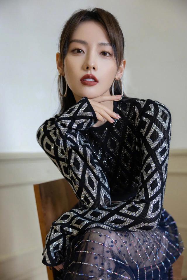 穿衣搭配 张嘉倪霸气归来，穿“二截裙”涂暗黑系红唇，还是那个“腹黑女”