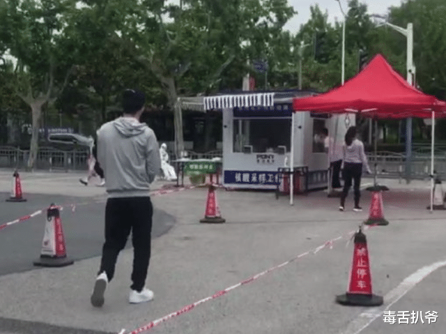 陈妍希|陈晓夫妇做核酸被偶遇,两人牵手难掩甜蜜,陈妍希身形臃肿似发福