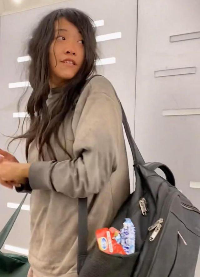 深圳流浪“气质女”,为情所困自闭三年多,网友:曾经也是个美人
