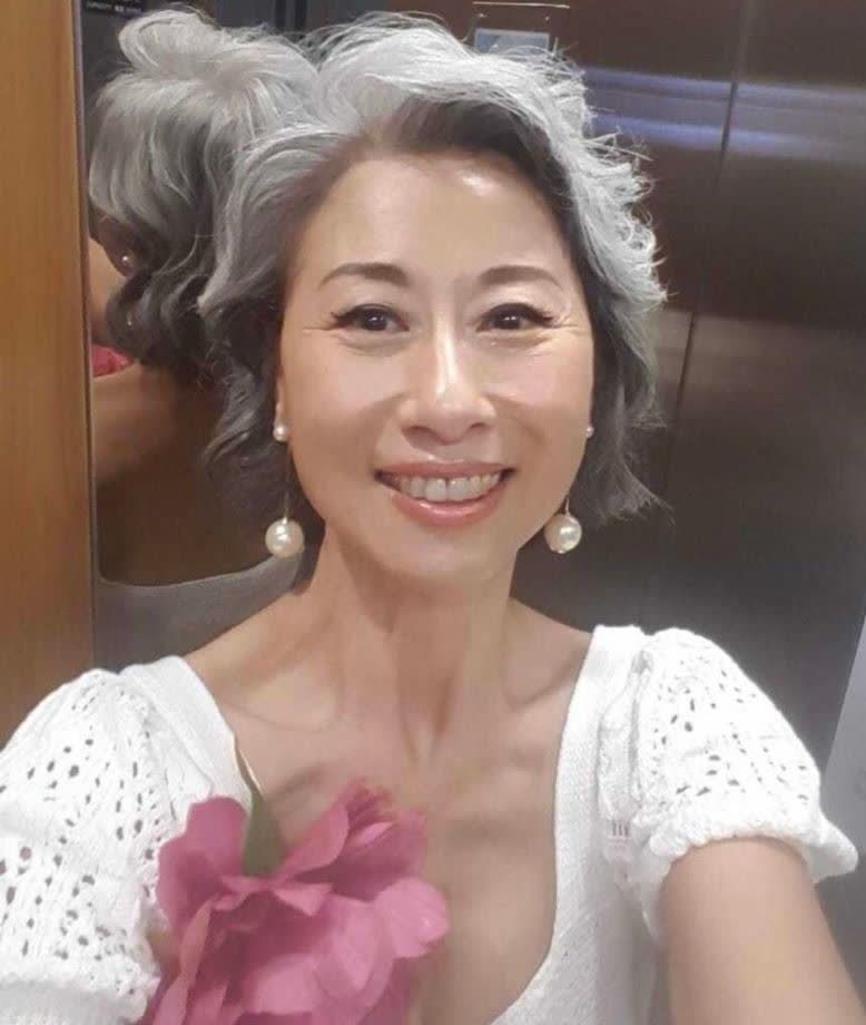 穿衣搭配 叶倩文老到快认不出，白发不染仍优雅从容，穿红色毛衣自信出镜