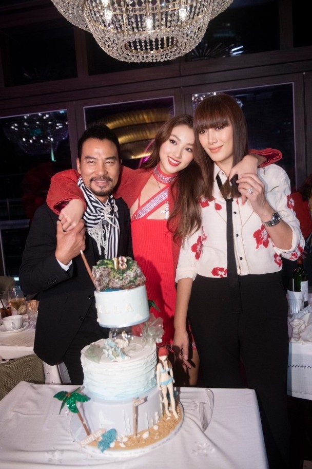 采之汲|任达华一家马尔代夫度假！女儿穿吊带身材火辣，成熟美艳气场强