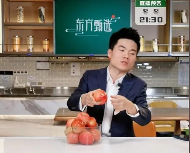苹果|董宇辉介绍苹果时，不小心把苹果抠破了！而他的处理方式令人赞叹
