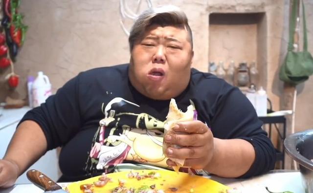 胖猴仔减肥后体重曝光,已经减到220公斤,网友:偷吃排骨还能瘦?