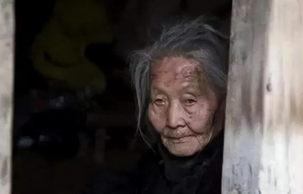 84岁老人去世:生前节俭只吃咸菜白粥,死后家中发现有97万现金!