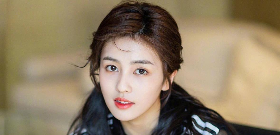 白梦妍|“一人得道”白鹿:被于正称为最爱的人,成名后花高薪供养闺蜜