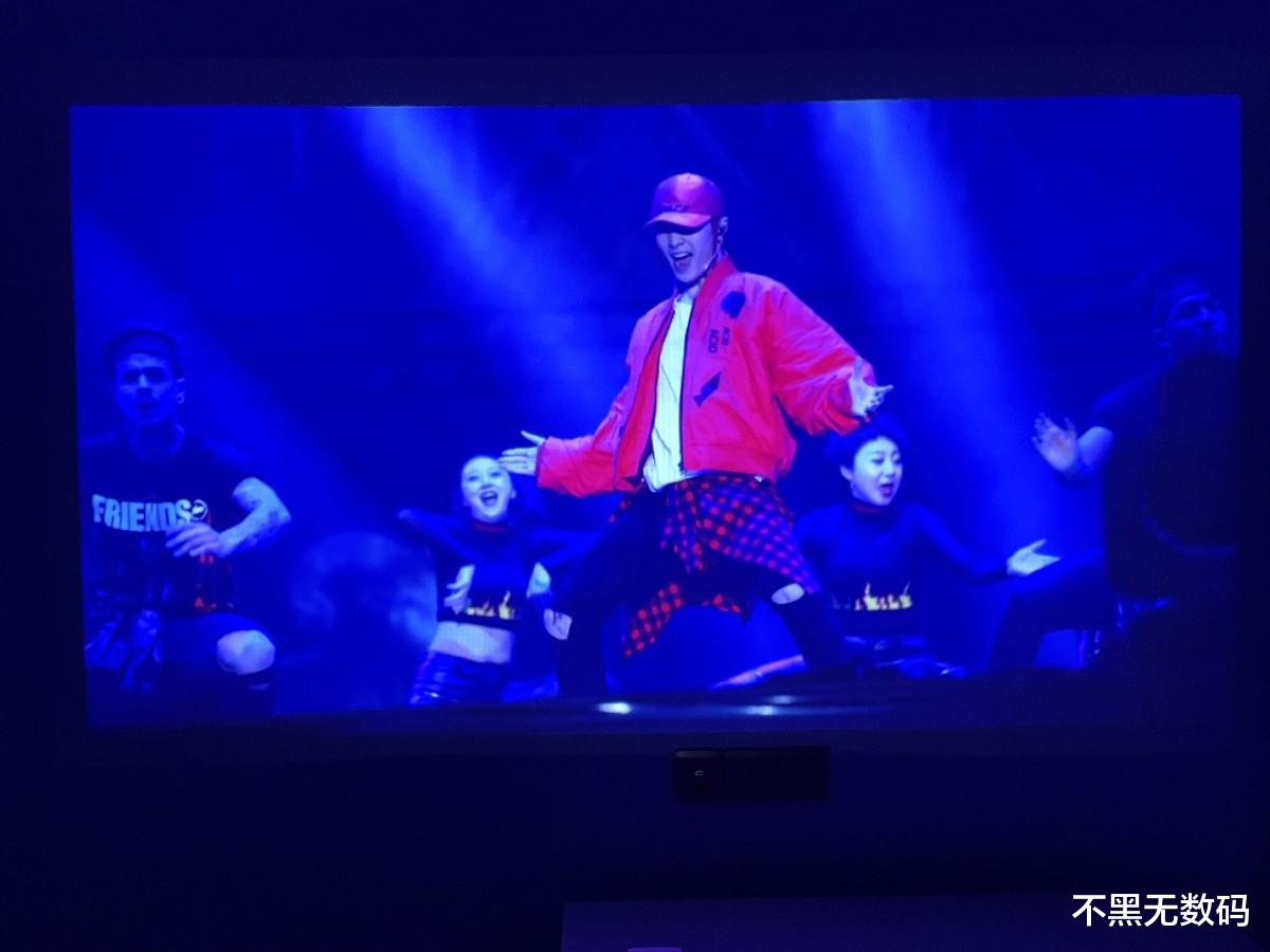 大屏|超短焦投影+45cm投百寸大屏，超高性价比慧示M1包包投评测