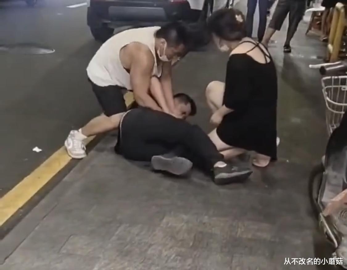 太过分,女子怀疑自己被偷拍,带着男友当街抢手机、打人