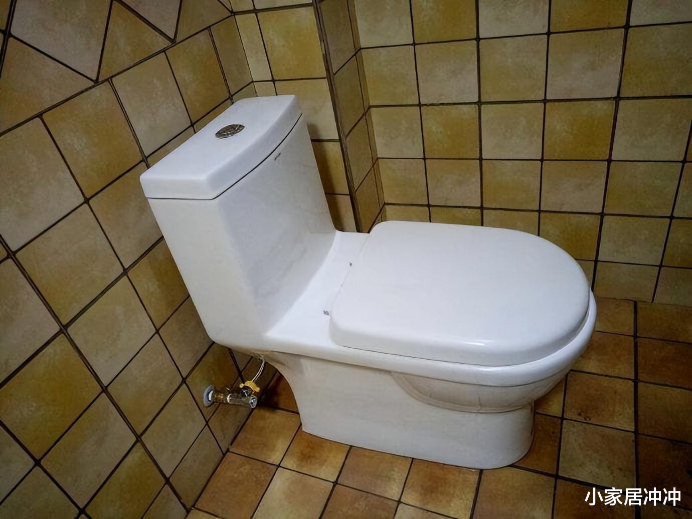 马桶3天不刷就有黄渍?保洁阿姨教你这么做,马桶干净又卫生